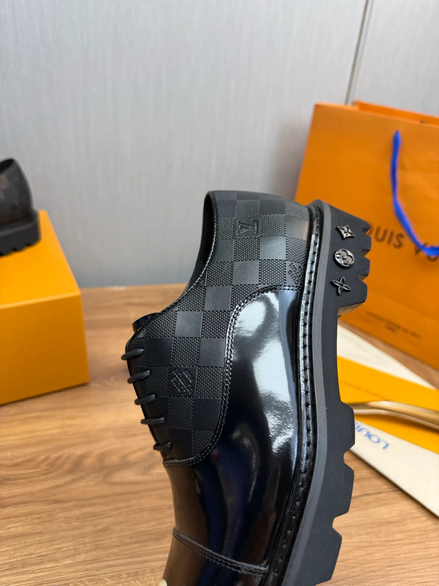 Men's shoes 💰900💰 LV. Men's casual lace-up leather shoes, the latest hot style 🔥 1:1 original purchase quality, top quality goods ⬆️The upper is imported open-edge beaded cowhide, cowhide, and cow suede. The hand-made three-dimensional stitching highlights the round toe design. The inner foot pads are all imported cowhide, with the original wear-resistant foam outsole, matching code 39-44, (38, 45 custom-made, non-refundable)